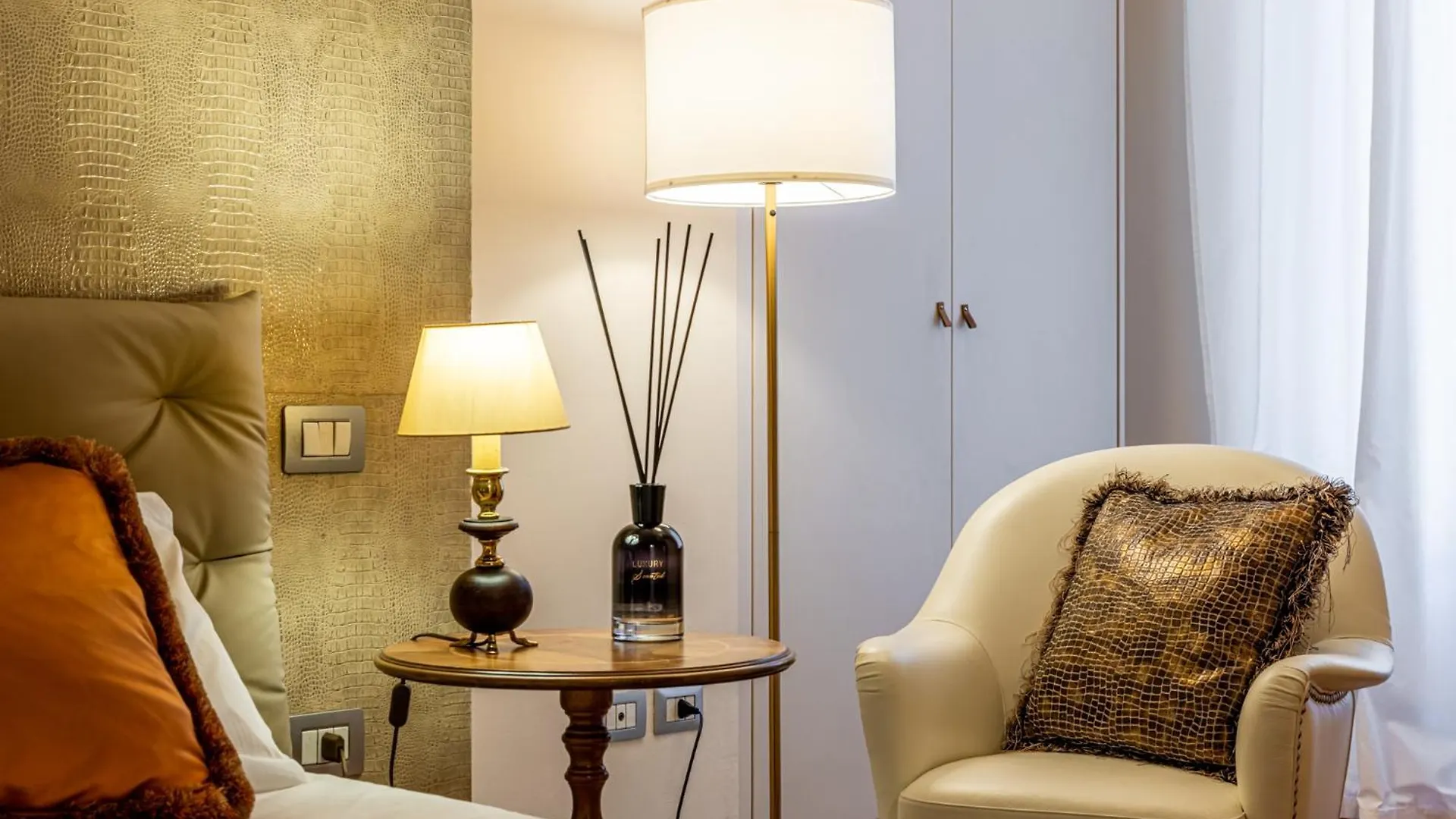 Luxury, Modern & Charming Apt Near Central Station Mediolan Apartament