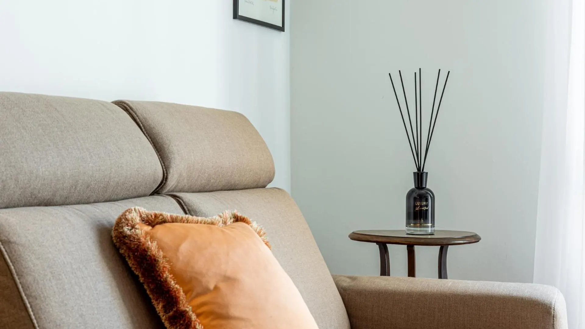 Luxury, Modern & Charming Apt Near Central Station Mediolan