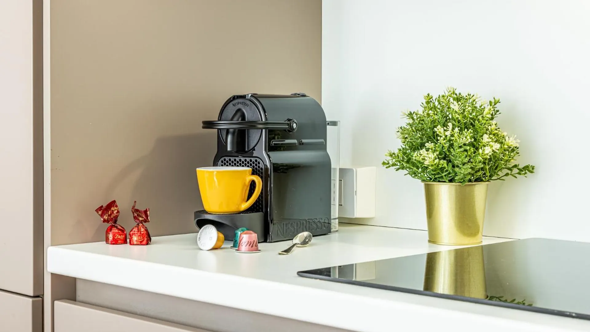 Luxury, Modern & Charming Apt Near Central Station Mediolan