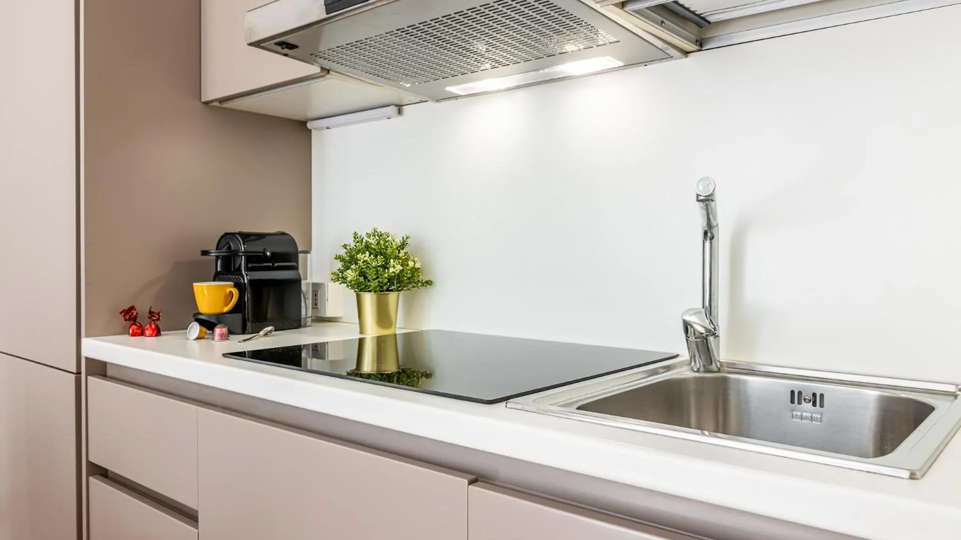 Luxury, Modern & Charming Apt Near Central Station Mediolan 0*,