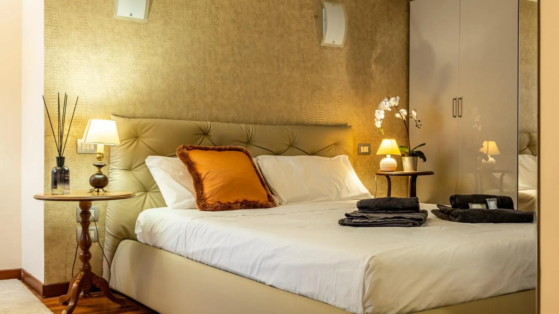 Luxury, Modern & Charming Apt Near Central Station Mediolan Włochy