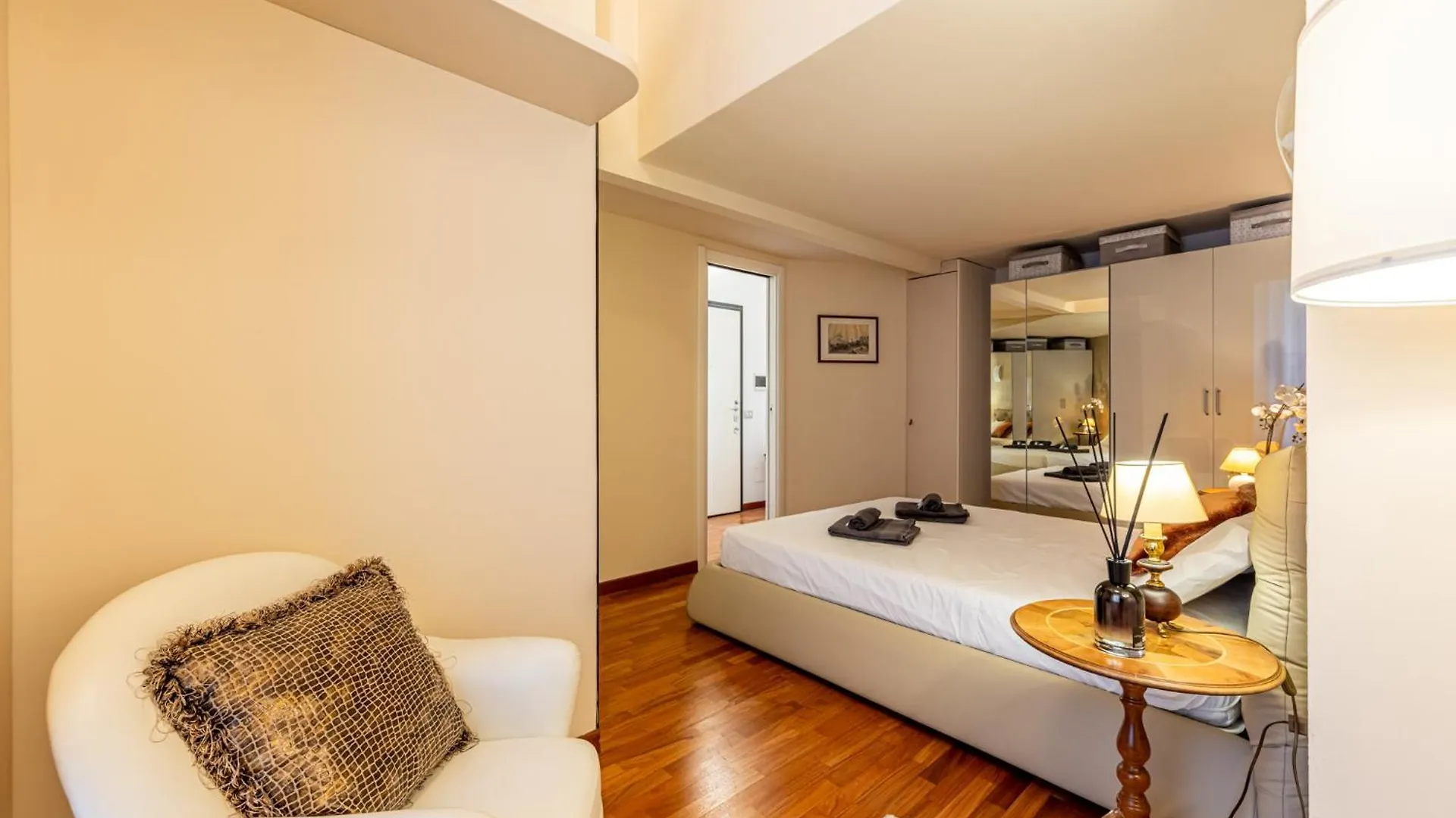 Luxury, Modern & Charming Apt Near Central Station Mediolan 0*,  Włochy