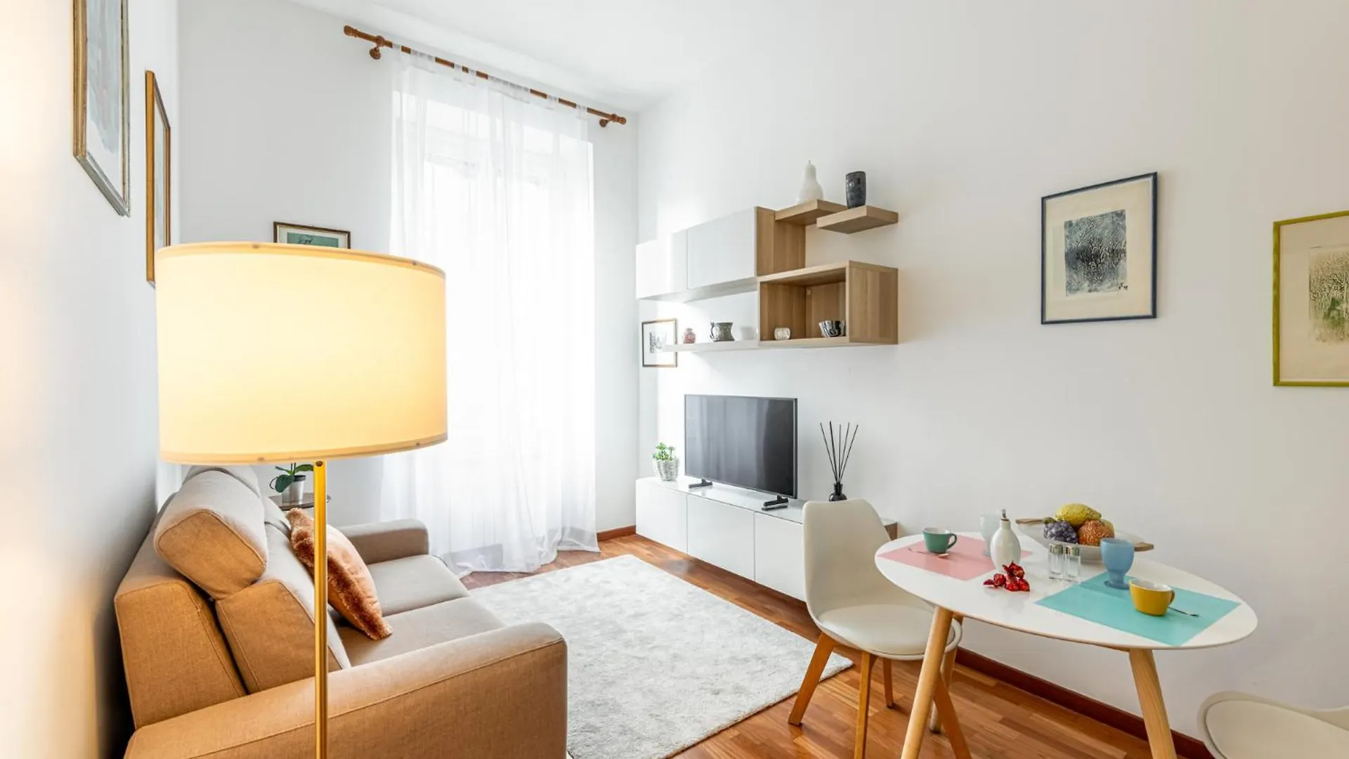 Luxury, Modern & Charming Apt Near Central Station Mediolan Apartament