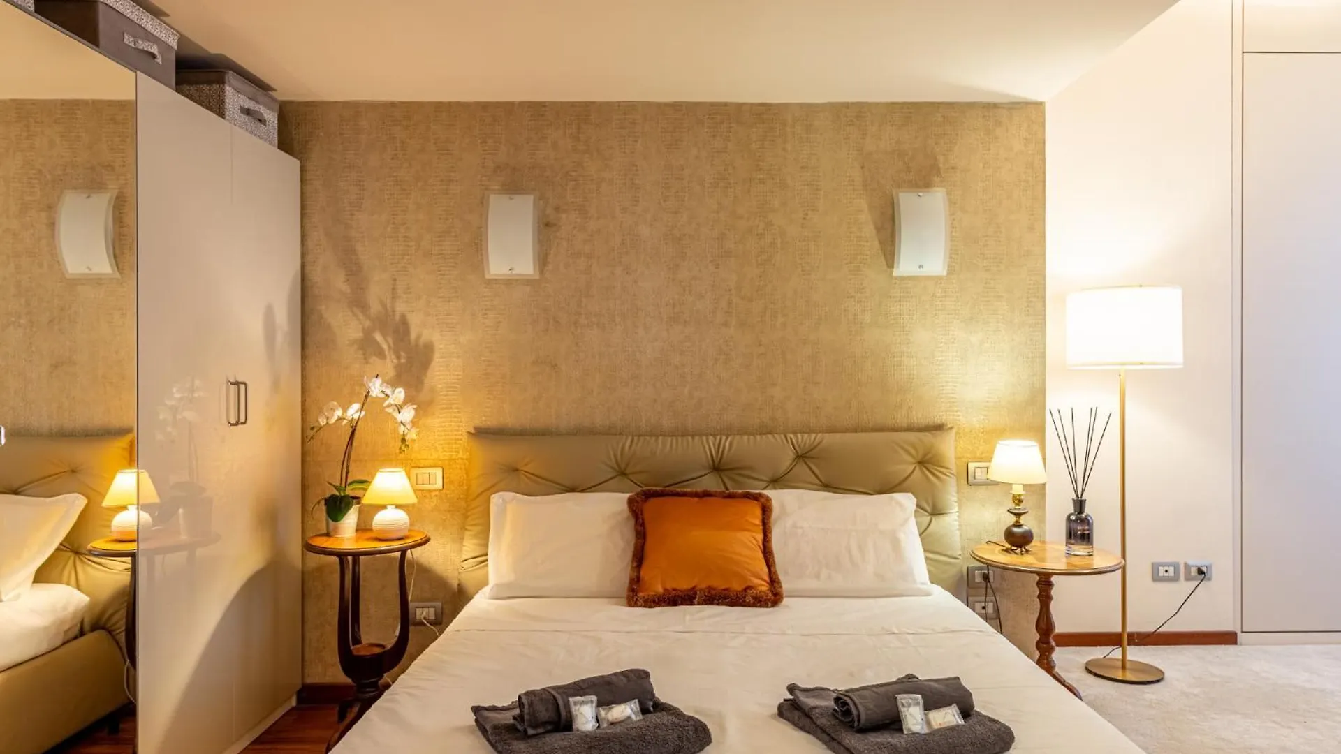 Apartament Luxury, Modern & Charming Apt Near Central Station Mediolan Włochy
