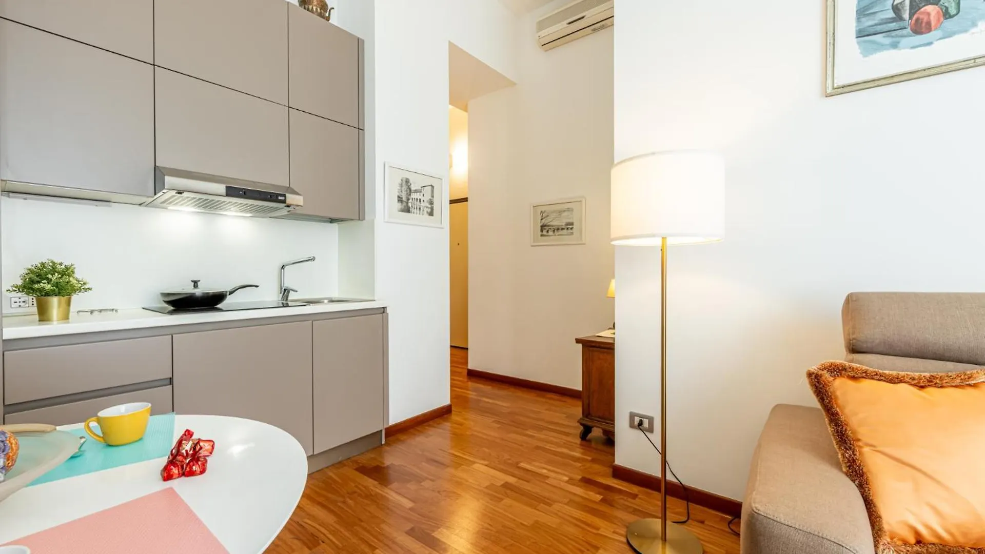 Apartament Luxury, Modern & Charming Apt Near Central Station Mediolan