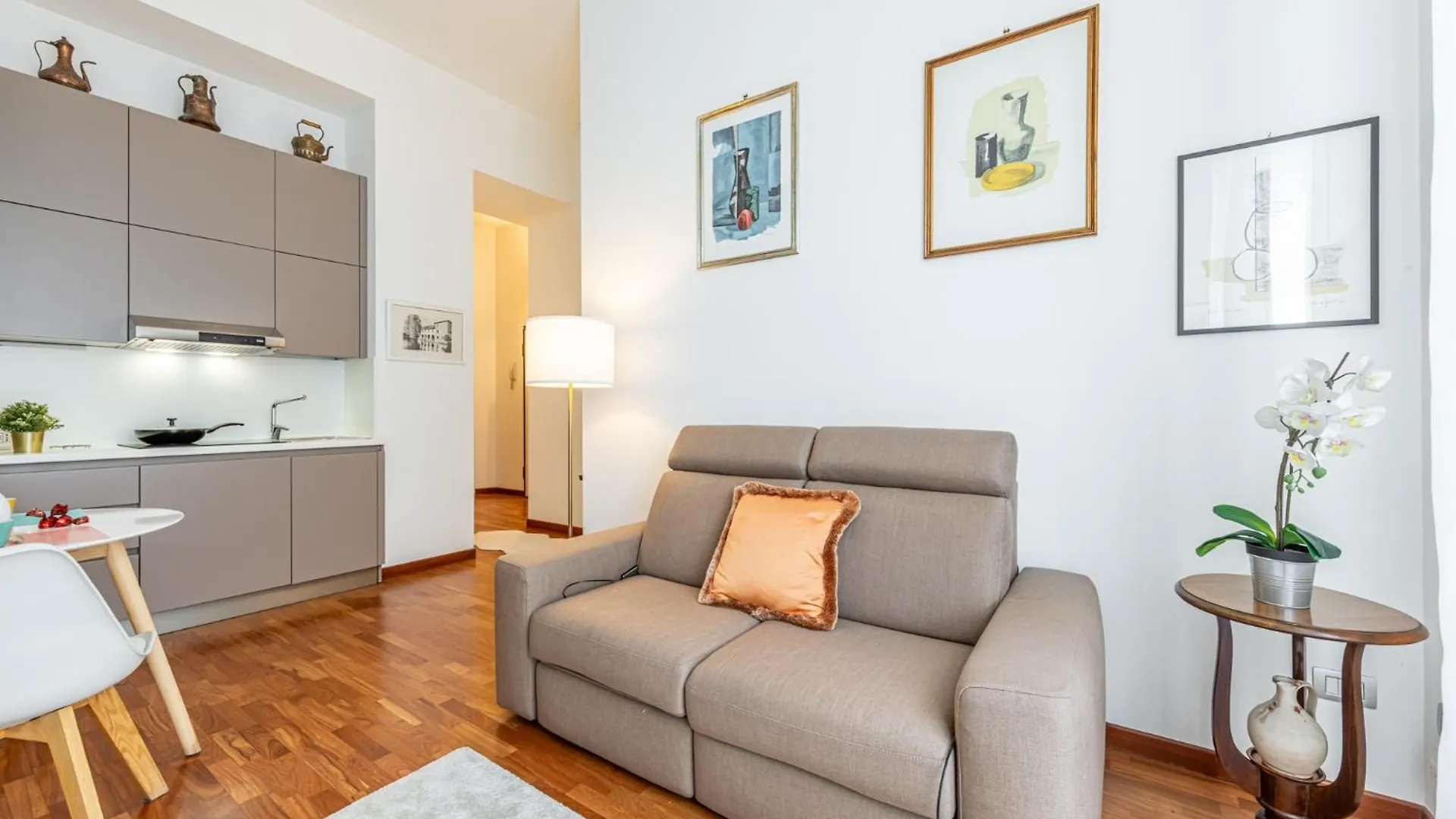 Luxury, Modern & Charming Apt Near Central Station Mediolan Apartament
