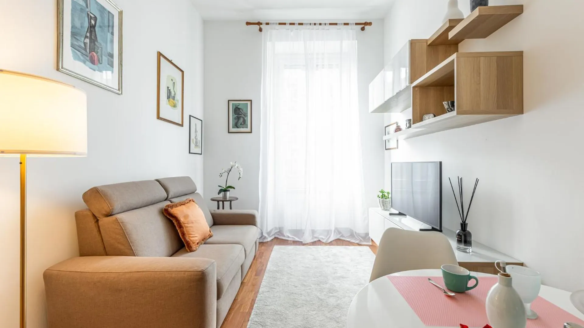 Luxury, Modern & Charming Apt Near Central Station Mediolan