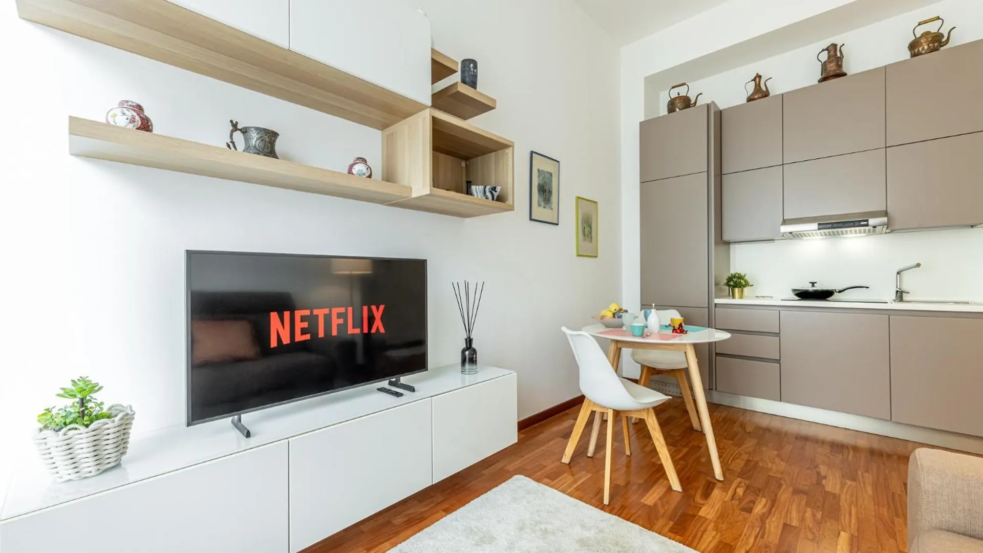 Luxury, Modern & Charming Apt Near Central Station Mediolan Apartament