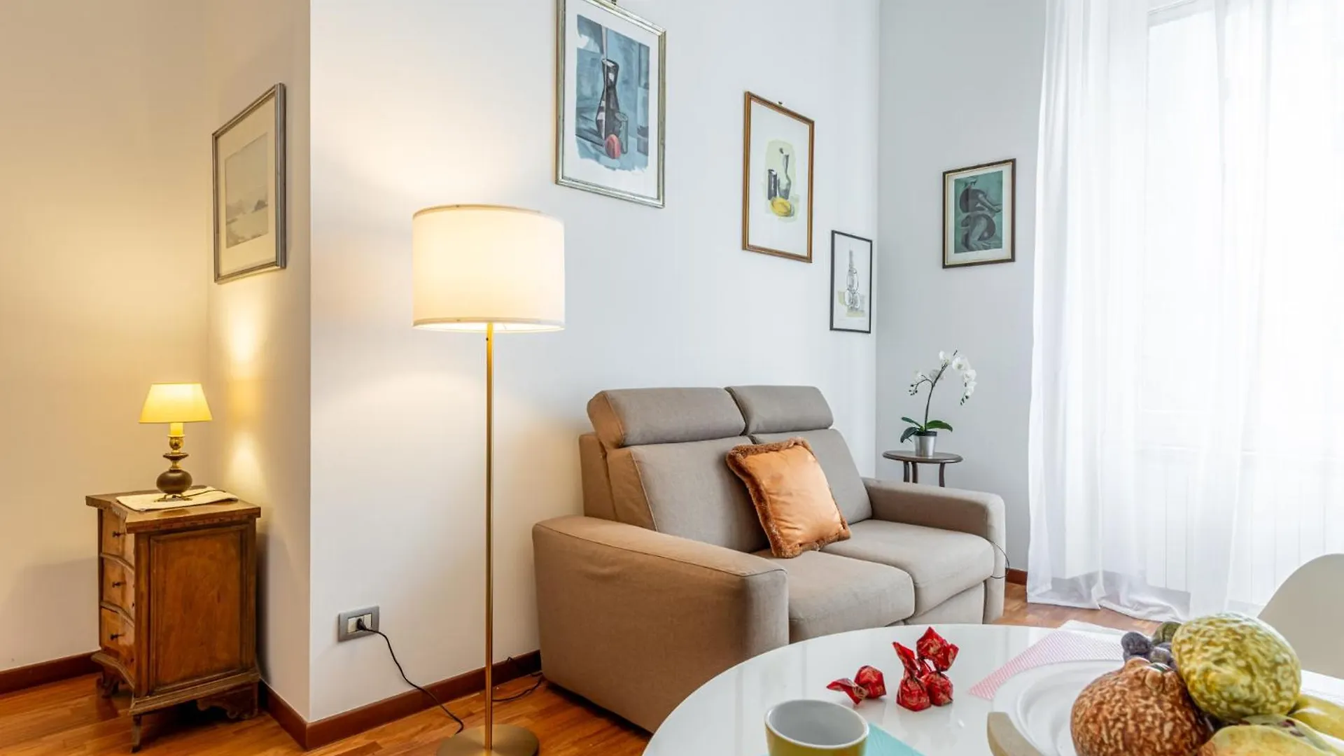 Apartament Luxury, Modern & Charming Apt Near Central Station Mediolan