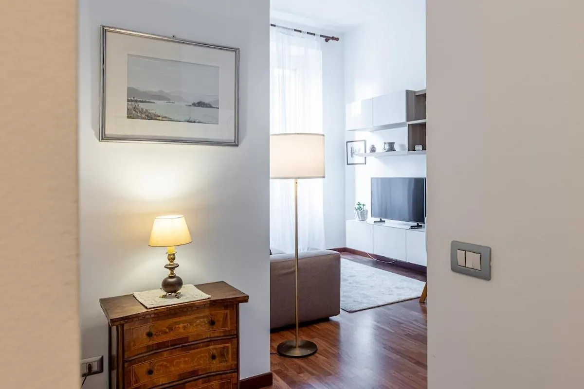 Luxury, Modern & Charming Apt Near Central Station Mediolan Włochy
